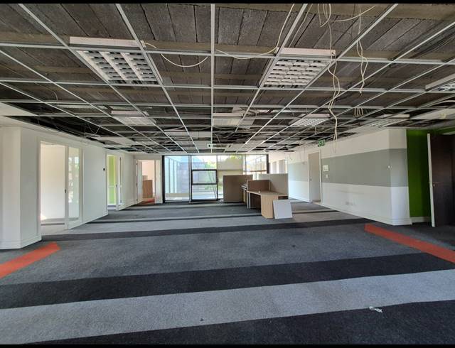 1,099M² OFFICE TO LET IN HYDE PARK